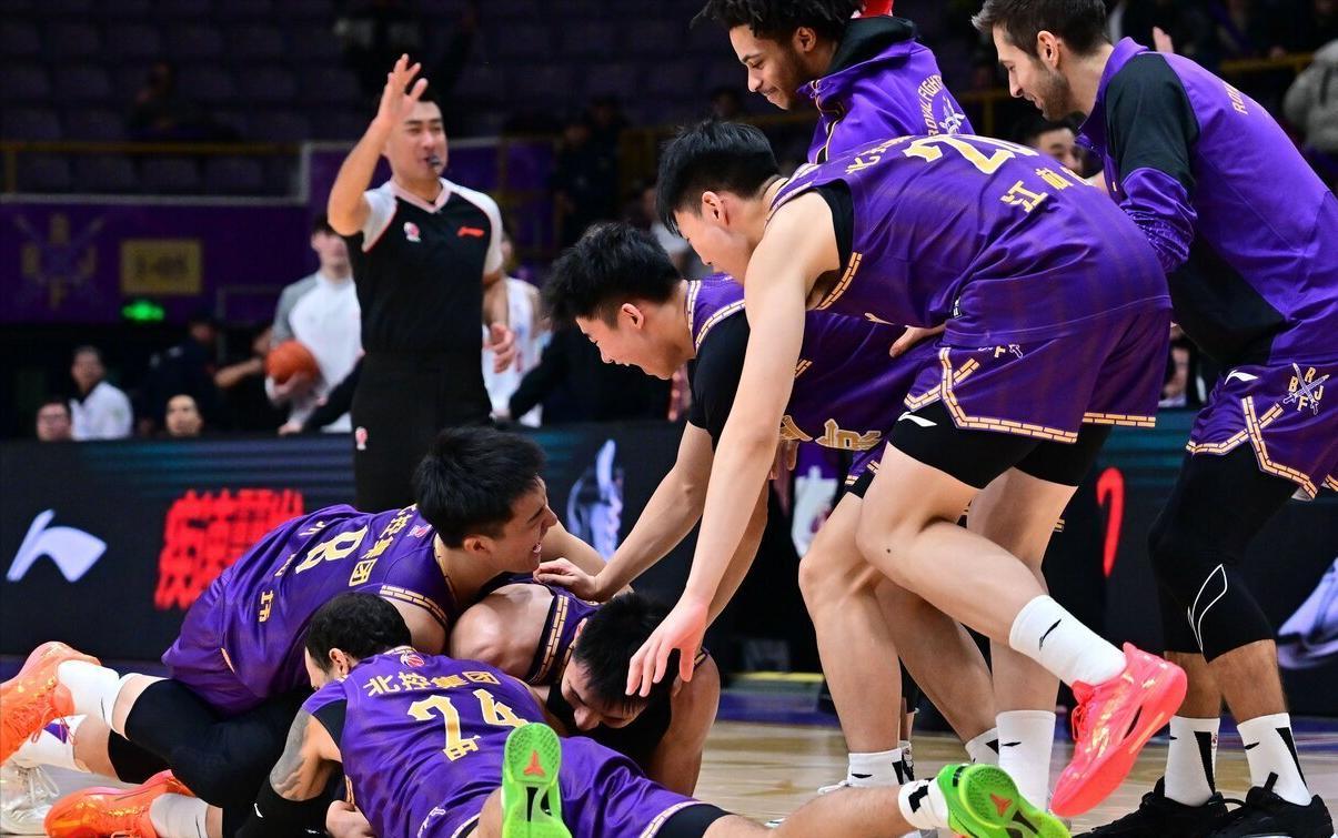 如意体育app-得不偿失！北控23分输广厦，朱松玮反击摔到腰，胡金秋狂砍22+7
