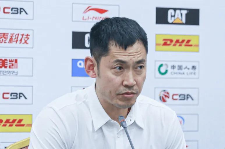 如意体育官网-输广州发布会!张庆鹏怒斥全队防守太软,不能赢一场就松懈!